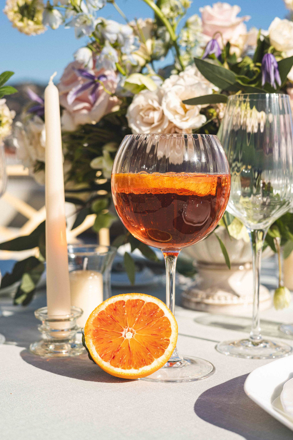 Un spritz et une demi-orange sanguine sur la table