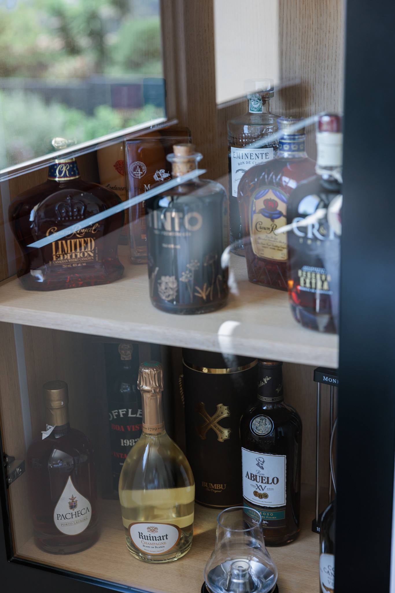 Une cave à spiritueux et champagnes derrière une vitrine