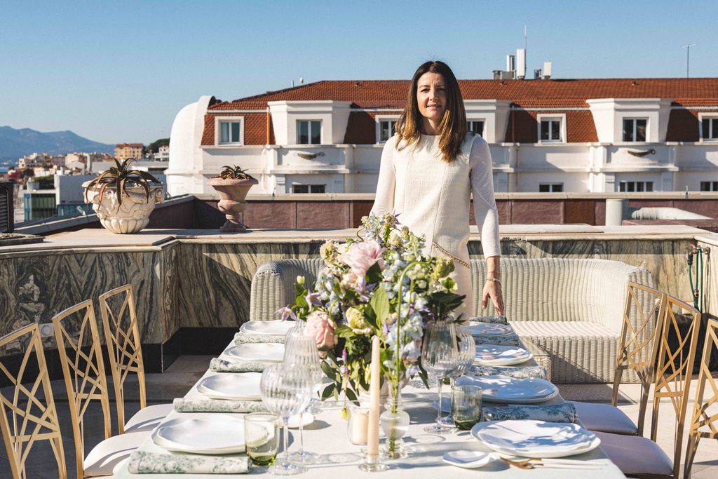 Jennifer Taddei derrière une table dressée sur un toit-terrasse de Cannes
