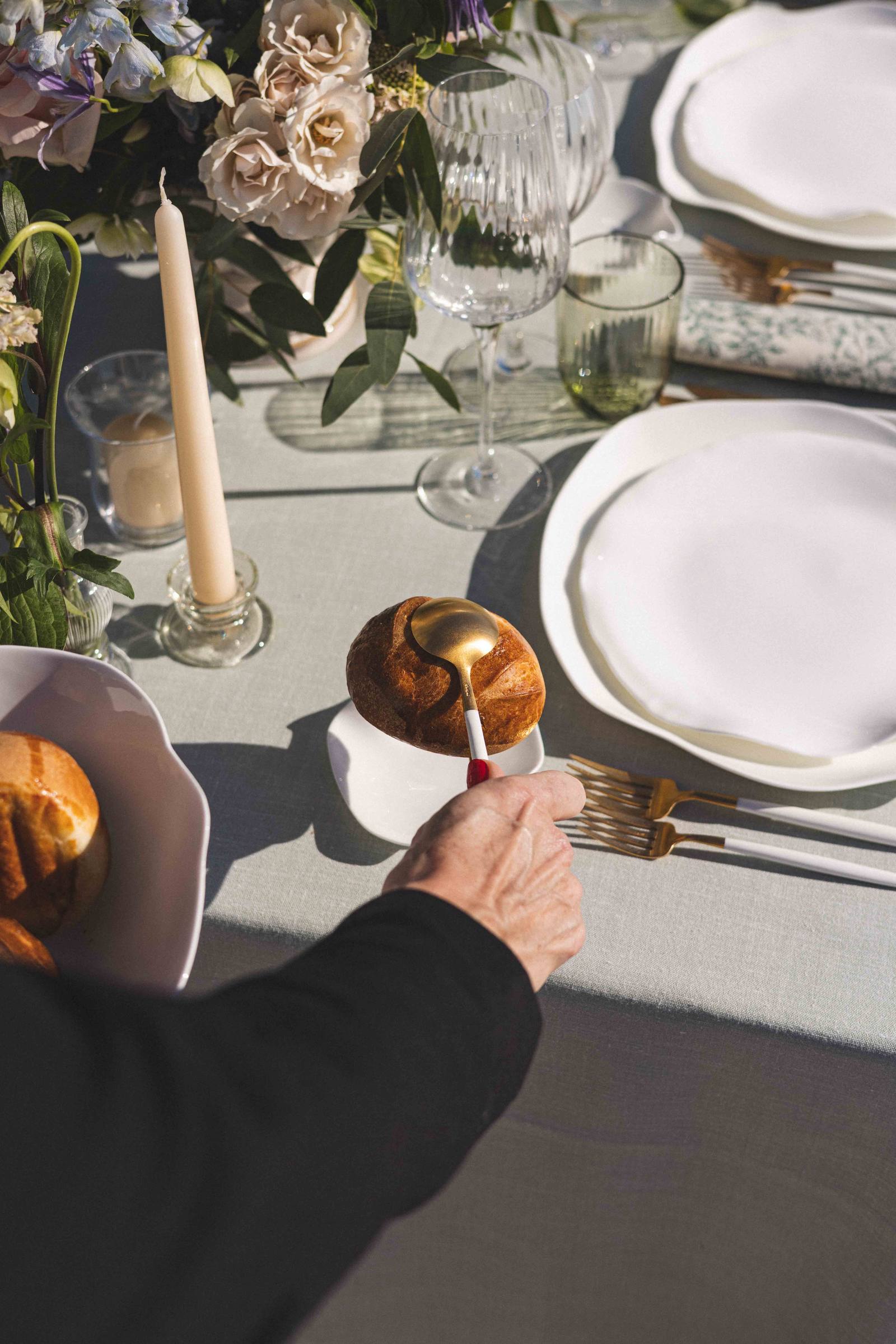 Le pain servi à la pince, à table
