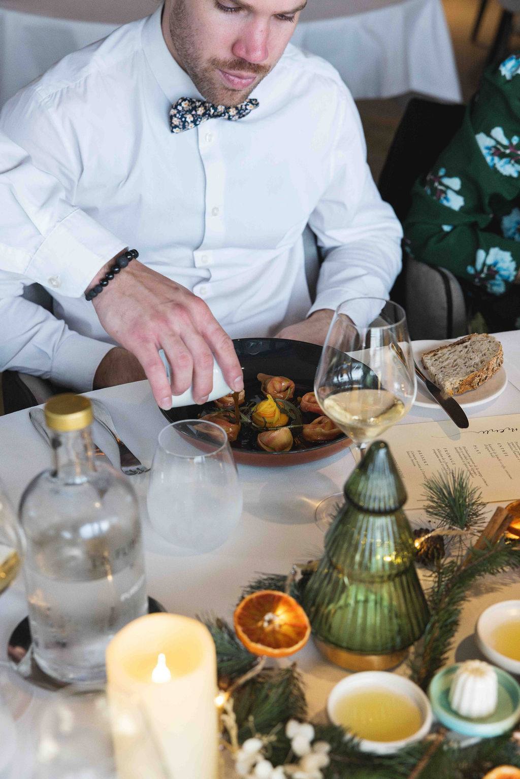 Un plat saucé à table, devant l’invité