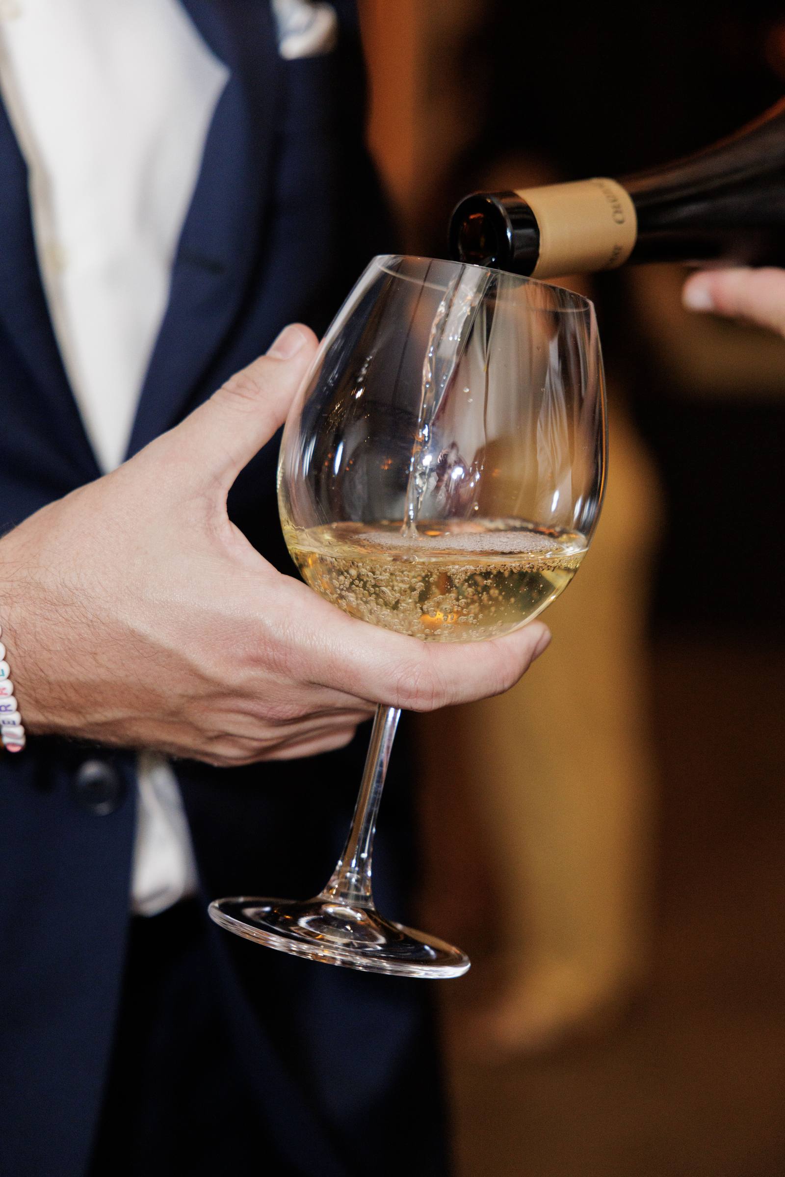 Un verre de vin blanc servi à un invité