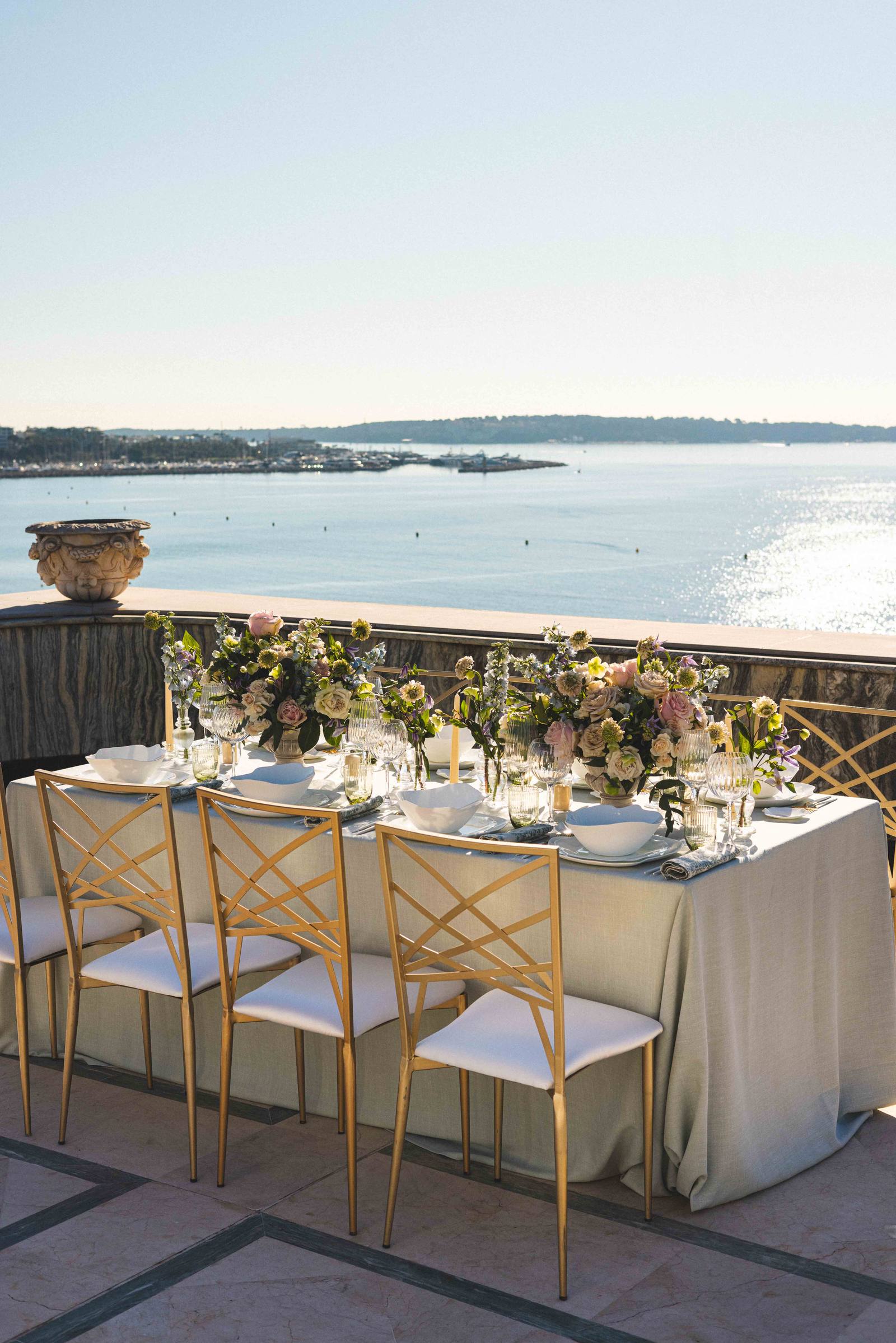 Une table dressée sur la terrasse, face à la baie